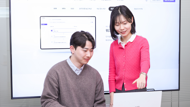 LG유플러스 직원들이 워크플로우 스튜디오 등 알파키의 주요 기능을 소개하고 있는 모습
