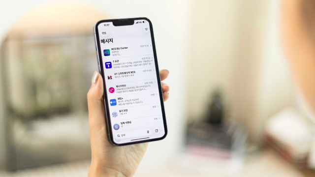 LG유플러스(www.lguplus.com), SK텔레콤, KT 등 통신 3사는 아이폰 RCS(Rich Communication Services) 기업 메시징을 정식 서비스로 전환했다고 21일 밝혔다